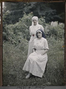 Image représentant Madame Mireille Andrieu portant un voile d'infirmière bleu et Mademoiselle Saint-Paul, infirmière major