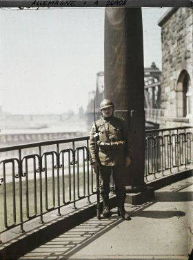 Image représentant Allemagne, Ruhrort, Occupation Française Sentinelle Belge sur le Grand Pont du Rhin