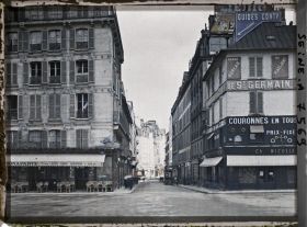 Image représentant La rue Bonaparte à l'angle des rues Guillaume-Apollinaire et de l'Abbaye vue de l'actuelle place Jean-Paul Sartre et Simone de Beauvoir