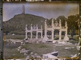 Image représentant À l'extérieur de l'enceinte du Jingmingyuan (" jardin de la Clarté Sereine ")