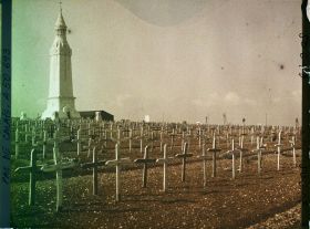 Image représentant France, N.D de Lorette, Le Cimetière et le Monumt aux morts autre aspect
