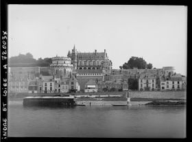 Image représentant Le château, vu depuis les bords de la Loire