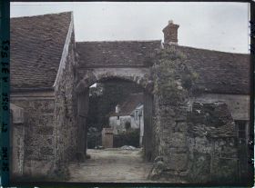 Image représentant France, Chevreuse, L'Entrée des Communs du Chau de la Madeleine et la Tour