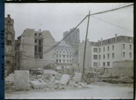 Image représentant France, Reims, Vue prise de la Place du Marché, vers la Cathédrale - Cables servant au transpt de la force motrice