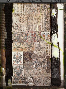 Image représentant Une plaque de broderies bosniaques (carrés en haut)