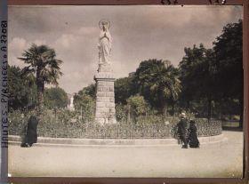 Image représentant France, Lourdes, Les fidèles en prières