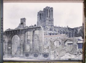 Image représentant France, Reims, La Cathédrale vue de la rue Chanzy