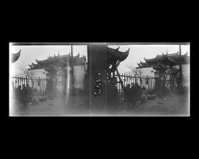 Image représentant L'entrée du Longwangmiao ("temple du Roi Dragon") dans la ville chinoise, au confluent de la Hanshui ("rivière Han") et du Yangzijiang ("fleuve Bleu")