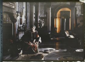 Image représentant Madame Cyprienne Douine posant assise dans son salon