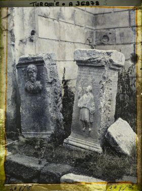 Image représentant Deux stèles dans le temple d'Auguste et de Rome (sur celle de gauche, inscription en latin ; sur celle de droite, inscription en grec)