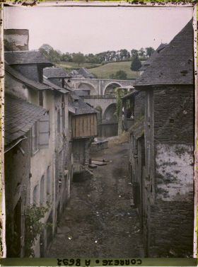 Image représentant Le pont Turgot vu depuis une impasse au niveau de la rue Paul Langevin