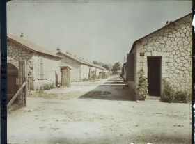 Image représentant France, Soissons, Une rue dans la Cité des Maisons provisoires