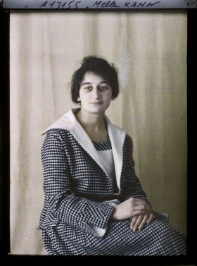 Image représentant Mademoiselle  https://musee-albert-kahn.s-museum.fr/home/NWQ2OTAwYzNmYjZlZTk1ZWQwODJmMjY4L2dlbmVyaWMtbm90aWNlLXRhYi9hdXRob3JpdHkvNjE3YTc5ZjVjZjhiODk2OGIzMzM3ZDIx/5d6900c3fb6ee95ed082f268/generic-notice-tab/authority/617a79ebcf8b8968b3336fdd Germaine Kahn