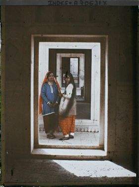 Image représentant Femmes en pantalon-tunique (shalwar kameez) dans le fort Rouge (Lal Qila)