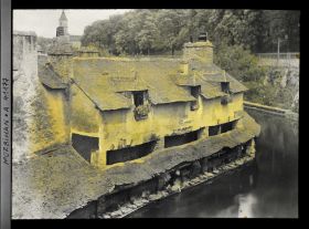 Image représentant Les lavoirs de la Garenne sur la Marle ; au loin, la flèche de l'église Saint-Patern