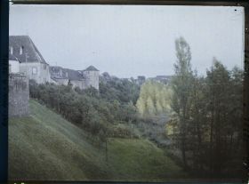 Image représentant France, Lauterbourg, Les fortifications et les arbres au dessus
