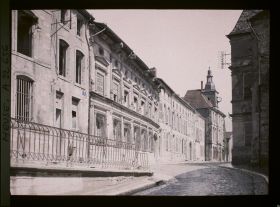 Image représentant France, St Mihiel, La maison aux Bœufs et l'Hôtel de Ville rue de la Vaux