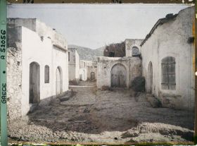 Image représentant Une rue du village actuel bordée de maisons blanches