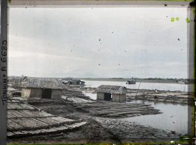 Image représentant Des maisons flottantes, au bord du Fleuve Rouge