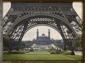 Image représentant Le Trocadéro vu à travers les arches de la tour Eiffel