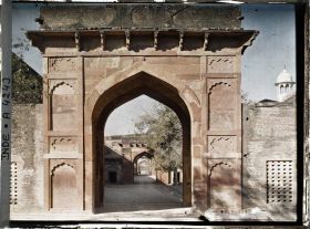 Image représentant Une allée conduisant au Taj Mahal