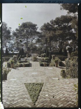 Image représentant Terrasses dallées dominant le bassin du jardin persan de la villa Cypris, vues en direction de la mer