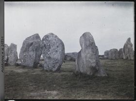 Image représentant Un groupe de menhirs