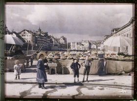 Image représentant Quatre enfants posent sur le Rathausbrücke où se tient un marché aux légumes