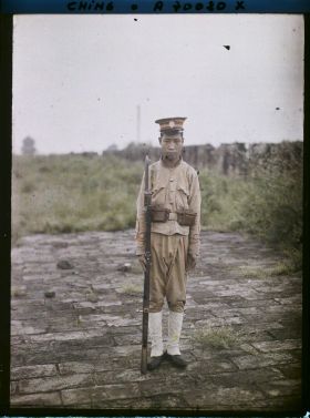 Image représentant Jeune soldat de l'infanterie sur le chemin de ronde d'une muraille