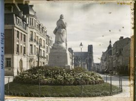 Image représentant France, Reims, Statue du poilu Cours Langlet vers la Cathédrale
