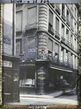 Image représentant Vieille enseigne à l'angle des rues des Nonnains-d'Hyères et de l'Hôtel-de-Ville, actuelle place du Bataillon-français-de-l'ONU-en-Corée
