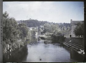 Image représentant L'Ellé vu du Pont fleuri, avec à droite des femmes faisant la lessive dans la rivière