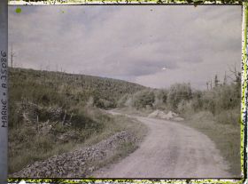 Image représentant France, Le Four de Paris : au fond, le sommet de la barricade à droite le bois de Bolante et route et Varennes