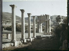 Image représentant L'Arc de Caracalla et colonnes du Nouveau Forum, vestiges de la cité antique Cuicul