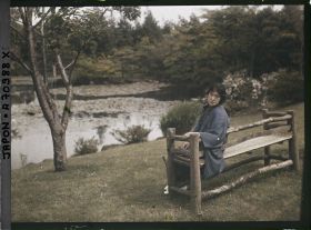 Image représentant Japonaise dans le jardin d'une résidence