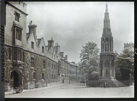 Image représentant L'entrée du Balliol College près du monument aux évêques sur St Giles street