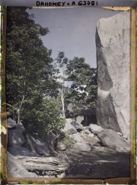 Image représentant Entrée d'un village (" Dassa-Montagne " ?) dans les collines granitiques