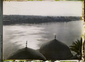 Image représentant Le Tigre au crépuscule. Au premier plan les coupoles de la mosquée funéraire de Sayyid Sultan Ali (1680, restaurée à la fin du XIXe siècle)