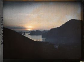 Image représentant Un lever de soleil sur Hon-gai et les rochers environnants