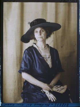 Image représentant https://musee-albert-kahn.s-museum.fr/home/NWQ2OTAwYzNmYjZlZTk1ZWQwODJmMjY4L2dlbmVyaWMtbm90aWNlLXRhYi9hdXRob3JpdHkvNjE3YTc5ZjVjZjhiODk2OGIzMzM3ZDIx/5d6900c3fb6ee95ed082f268/generic-notice-tab/authority/617a79ebcf8b8968b333671c Madame Ali Kuli Khan