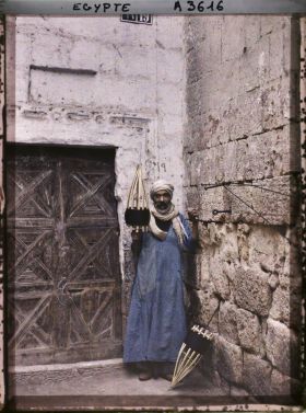 Image représentant Fileur de soie dans une rue de la ville