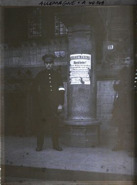 Image représentant Prusse, Duisbourg, Policier avec son brassard de la nouvelle République