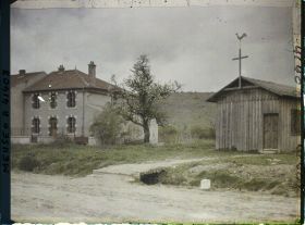 Image représentant France, Combres, Eglise, nouvelles maisons, au fond, Crête des Eparges