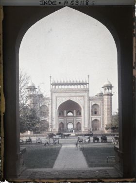 Image représentant La porte monumentale (façade extérieure) de l'enceinte du Taj Mahal