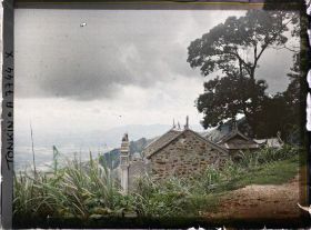 Image représentant Un paysage et un temple pris du massif du Tam-dao (" Trois Sommets ")