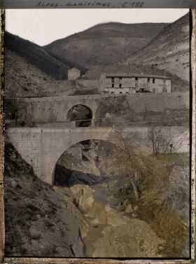 Image représentant Deux ponts devant une maison