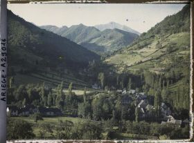 Image représentant La vallée du Lez vers l'amont et le village de Bordes-sur-Lez, vue prise de l'entrée de la vallée
