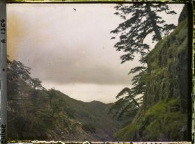 Image représentant Duisongshan (" montagne Face aux Pins "), également appelée Wansongshan (" montagne aux Dix Mille Pins ")