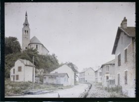 Image représentant L'église vue depuis la rue du château