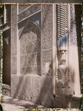 Image représentant La Madreseh Mader-i-Chah, école coranique dite "de la mère du Chah", panneau de céramique à gauche d'une entrée